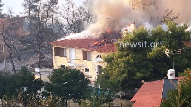  Φωτιά στον Κάλαμο: Καίγονται σπίτια!